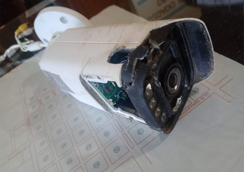 Dañaron una de las cámaras de video vigilancia