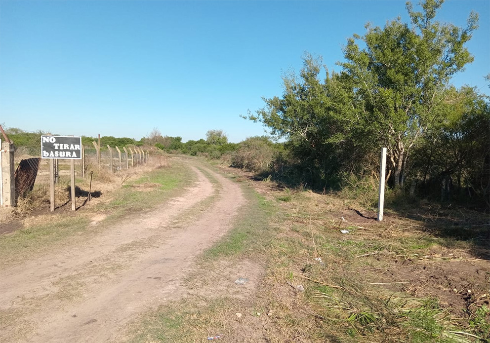 El predio ha sido acondicionado con alambrado perimetral, además se instaló señalética de prevención. La colaboración colectiva fortalece la salud ambiental.